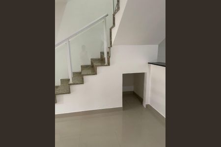 Casa de condomínio à venda com 250m², 2 quartos e 2 vagas Casa de condomínio à venda com 250m², 2 quartos e 2 vagasEscada