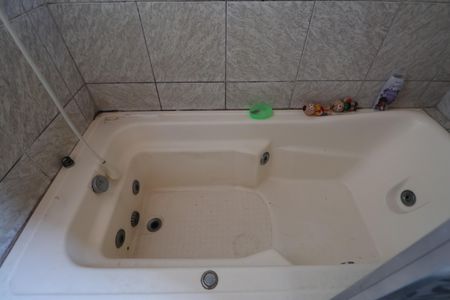 Casa à venda com 173m², 6 quartos e 3 vagasBanheiro 1