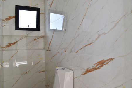 Casa de condomínio para alugar com 171m², 3 quartos e 2 vagasBanheiro da Edícula