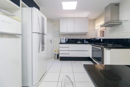 Apartamento à venda com 147m², 4 quartos e 2 vagas Apartamento à venda com 147m², 4 quartos e 2 vagasCozinha