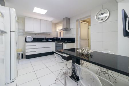 Apartamento à venda com 147m², 4 quartos e 2 vagas Apartamento à venda com 147m², 4 quartos e 2 vagasCozinha