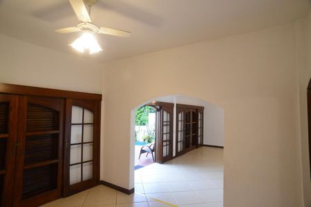 Casa à venda com 657m², 4 quartos e 7 vagasSala