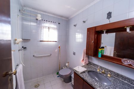 Casa à venda com 257m², 3 quartos e 8 vagas Casa à venda com 257m², 3 quartos e 8 vagasBanheiro Social