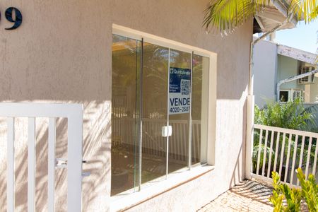 Casa de condomínio à venda com 308m², 3 quartos e 4 vagas Casa de condomínio à venda com 308m², 3 quartos e 4 vagasFachada