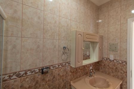 Casa de condomínio à venda com 308m², 3 quartos e 4 vagas Casa de condomínio à venda com 308m², 3 quartos e 4 vagasBanheiro Social