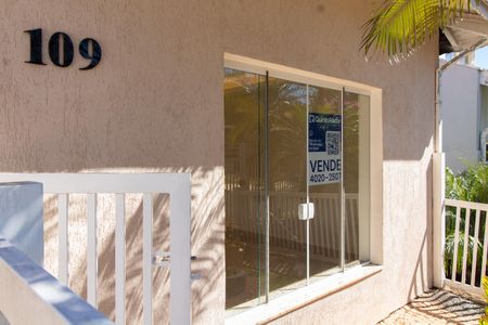 Casa de condomínio à venda com 308m², 3 quartos e 4 vagas Casa de condomínio à venda com 308m², 3 quartos e 4 vagasFachada