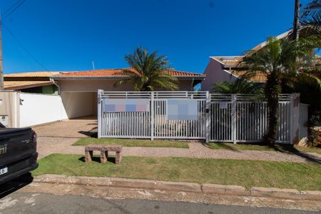Casa de condomínio à venda com 308m², 3 quartos e 4 vagas Casa de condomínio à venda com 308m², 3 quartos e 4 vagasFachada