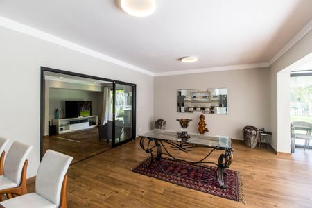 Casa de condomínio à venda com 460m², 4 quartos e 4 vagas Casa de condomínio à venda com 460m², 4 quartos e 4 vagasSala