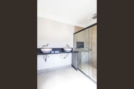 Casa de condomínio à venda com 460m², 4 quartos e 4 vagas Casa de condomínio à venda com 460m², 4 quartos e 4 vagasBanheiro da Suíte 2