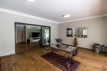 Casa de condomínio à venda com 460m², 4 quartos e 4 vagas Casa de condomínio à venda com 460m², 4 quartos e 4 vagasSala