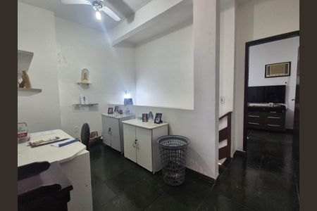 Casa de condomínio à venda com 150m², 4 quartos e 2 vagasHall