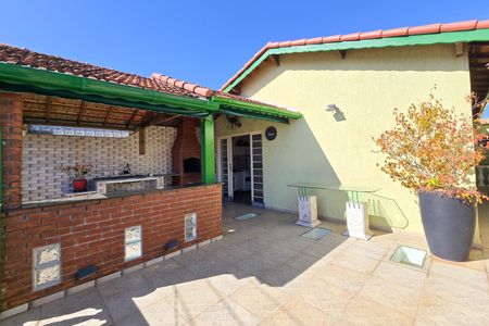 Casa à venda com 205m², 3 quartos e 3 vagas Casa à venda com 205m², 3 quartos e 3 vagasSacada
