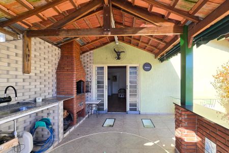 Casa à venda com 205m², 3 quartos e 3 vagas Casa à venda com 205m², 3 quartos e 3 vagasÁrea - Churrasqueira