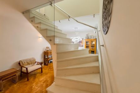 Casa à venda com 144m², 3 quartos e 2 vagas Casa à venda com 144m², 3 quartos e 2 vagasEscada