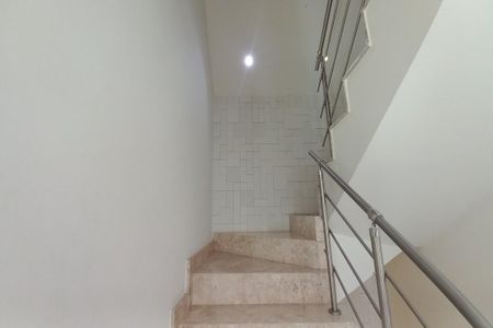 Casa à venda com 270m², 3 quartos e 3 vagas Casa à venda com 270m², 3 quartos e 3 vagasEscada