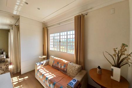 Casa à venda com 270m², 3 quartos e 3 vagas Casa à venda com 270m², 3 quartos e 3 vagasSala de TV