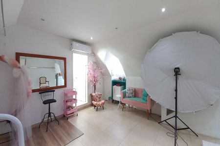 Casa à venda com 270m², 3 quartos e 3 vagas Casa à venda com 270m², 3 quartos e 3 vagasSala