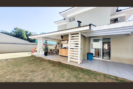 Casa de condomínio à venda com 230m², 4 quartos e 4 vagas Casa de condomínio à venda com 230m², 4 quartos e 4 vagasÁrea gourmet