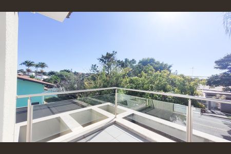 Casa de condomínio à venda com 230m², 4 quartos e 4 vagas Casa de condomínio à venda com 230m², 4 quartos e 4 vagasVaranda Suíte Master