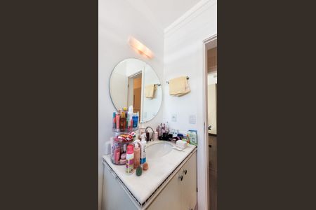 Casa de condomínio à venda com 230m², 4 quartos e 4 vagas Casa de condomínio à venda com 230m², 4 quartos e 4 vagasBanheiro Suíte 1