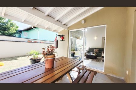 Casa de condomínio à venda com 230m², 4 quartos e 4 vagas Casa de condomínio à venda com 230m², 4 quartos e 4 vagasÁrea gourmet