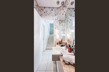 Casa de condomínio à venda com 230m², 4 quartos e 4 vagas Casa de condomínio à venda com 230m², 4 quartos e 4 vagasLavabo