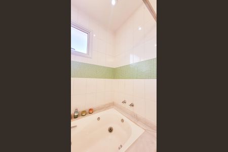 Casa de condomínio à venda com 230m², 4 quartos e 4 vagas Casa de condomínio à venda com 230m², 4 quartos e 4 vagasBanheiro Suíte Master