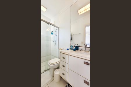 Casa de condomínio à venda com 230m², 4 quartos e 4 vagas Casa de condomínio à venda com 230m², 4 quartos e 4 vagasBanheiro Suíte 2