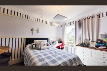 Casa de condomínio à venda com 230m², 4 quartos e 4 vagas Casa de condomínio à venda com 230m², 4 quartos e 4 vagasSuíte 2