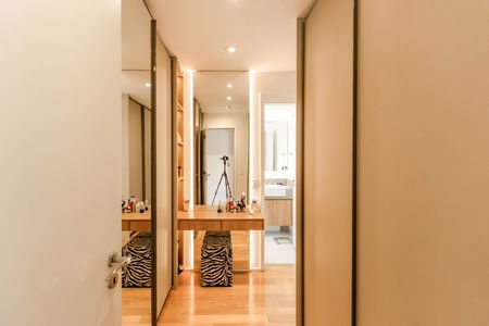 Apartamento à venda com 100m², 2 quartos e 2 vagas Apartamento à venda com 100m², 2 quartos e 2 vagasCloset da Suíte 1