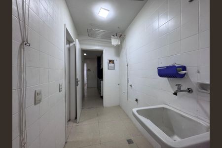 Casa de condomínio à venda com 400m², 5 quartos e 3 vagas Casa de condomínio à venda com 400m², 5 quartos e 3 vagasÁrea de Serviço