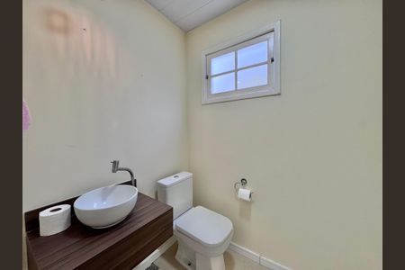 Casa de condomínio à venda com 400m², 5 quartos e 3 vagas Casa de condomínio à venda com 400m², 5 quartos e 3 vagasLavabo do Escritório