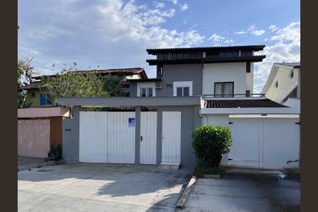 Casa de condomínio à venda com 400m², 5 quartos e 3 vagas Casa de condomínio à venda com 400m², 5 quartos e 3 vagasFachada