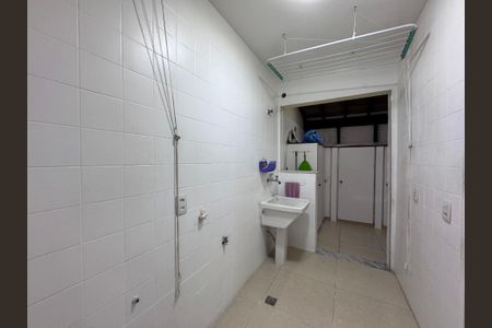 Casa de condomínio à venda com 400m², 5 quartos e 3 vagas Casa de condomínio à venda com 400m², 5 quartos e 3 vagasÁrea de Serviço