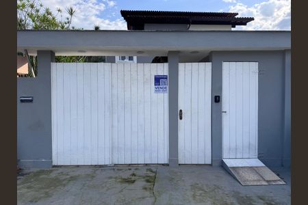 Casa de condomínio à venda com 400m², 5 quartos e 3 vagas Casa de condomínio à venda com 400m², 5 quartos e 3 vagasFachada