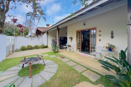 Casa de condomínio para alugar com 175m², 3 quartos e 5 vagas Casa de condomínio para alugar com 175m², 3 quartos e 5 vagasQuintal / Garagem