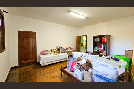 Casa à venda com 900m², 5 quartos e 4 vagas Casa à venda com 900m², 5 quartos e 4 vagasQuarto