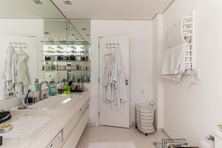 Apartamento à venda com 220m², 3 quartos e 2 vagas Apartamento à venda com 220m², 3 quartos e 2 vagasBanheiro da Suíte 1