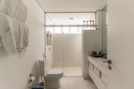 Apartamento à venda com 220m², 3 quartos e 2 vagas Apartamento à venda com 220m², 3 quartos e 2 vagasBanheiro da Suíte 1