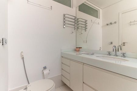 Apartamento à venda com 220m², 3 quartos e 2 vagas Apartamento à venda com 220m², 3 quartos e 2 vagasBanheiro da Suíte 2