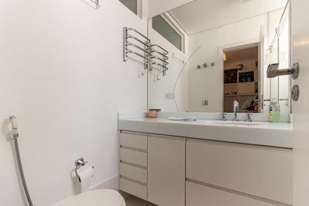 Apartamento à venda com 220m², 3 quartos e 2 vagas Apartamento à venda com 220m², 3 quartos e 2 vagasBanheiro da Suíte 2