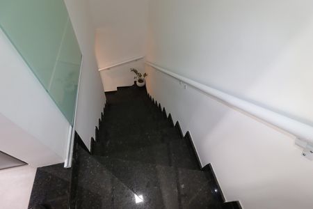 Apartamento à venda com 100m², 2 quartos e 1 vagaEscada