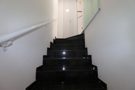 Apartamento à venda com 100m², 2 quartos e 1 vagaEscada