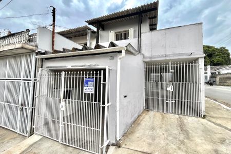Casa à venda com 300m², 3 quartos e 3 vagas Casa à venda com 300m², 3 quartos e 3 vagasFachada