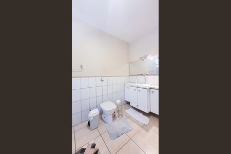 Casa à venda com 440m², 5 quartos e 6 vagas Casa à venda com 440m², 5 quartos e 6 vagasBanheiro Suíte