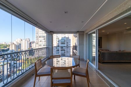 Apartamento à venda com 190m², 3 quartos e 4 vagas Apartamento à venda com 190m², 3 quartos e 4 vagasVaranda