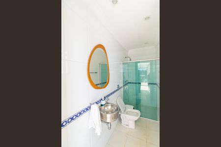 Casa de condomínio para alugar com 850m², 5 quartos e 5 vagas Casa de condomínio para alugar com 850m², 5 quartos e 5 vagasBanheiro da área externa