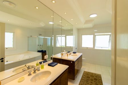 Casa de condomínio para alugar com 850m², 5 quartos e 5 vagas Casa de condomínio para alugar com 850m², 5 quartos e 5 vagasBanheiro da Suíte 5 - Master