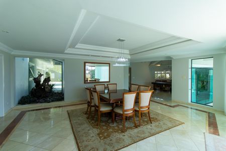 Casa de condomínio para alugar com 850m², 5 quartos e 5 vagas Casa de condomínio para alugar com 850m², 5 quartos e 5 vagasSala