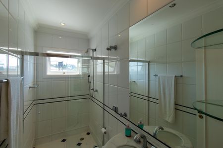 Casa de condomínio para alugar com 850m², 5 quartos e 5 vagas Casa de condomínio para alugar com 850m², 5 quartos e 5 vagasBanheiro da Suíte 1